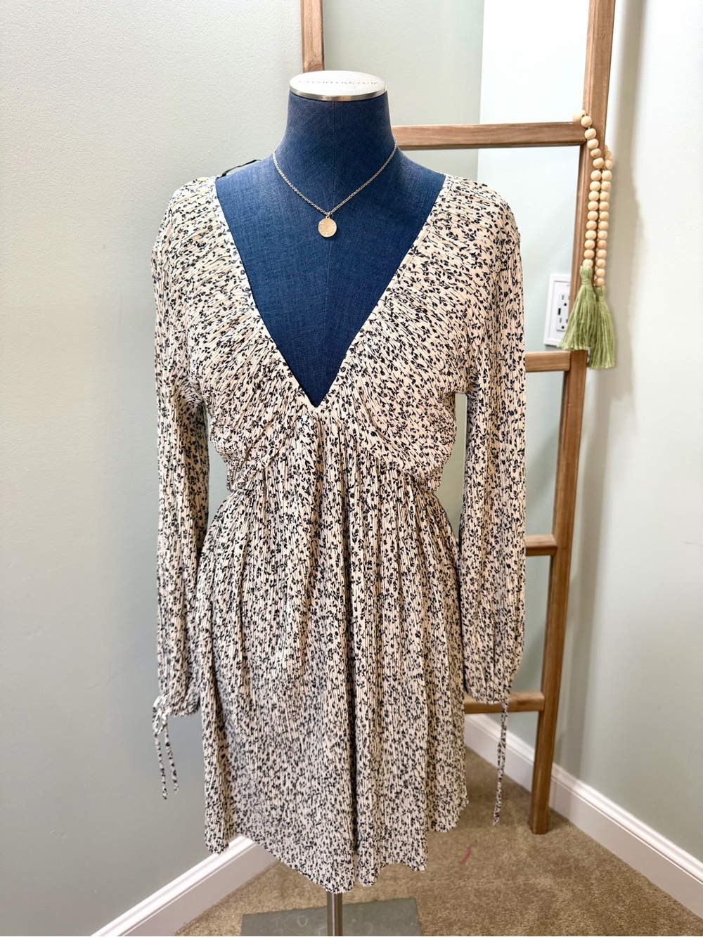 H&M Beige Black Floral Long Sleeve Plissé Dress Size Medium NWT